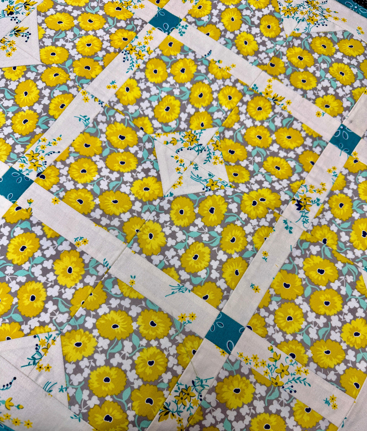 Sunshine table topper kit with Feed Sacks from Moda