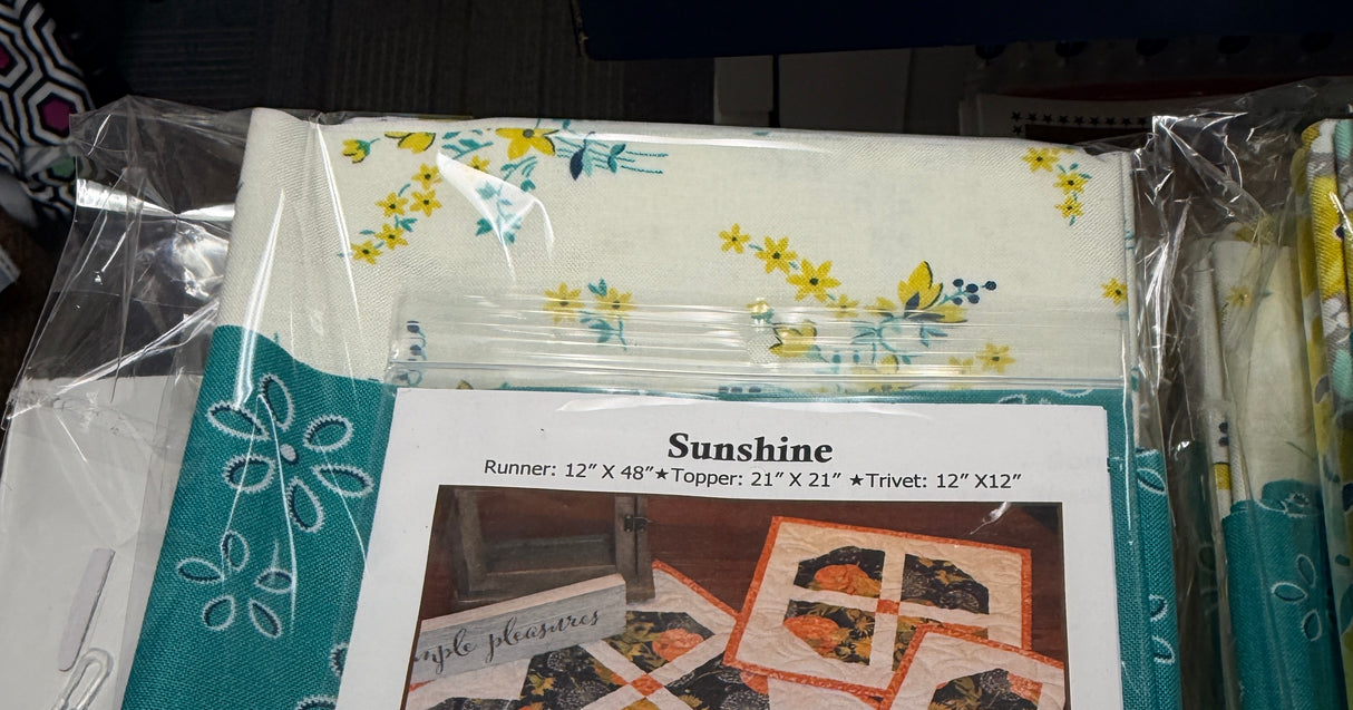 Sunshine table topper kit with Feed Sacks from Moda